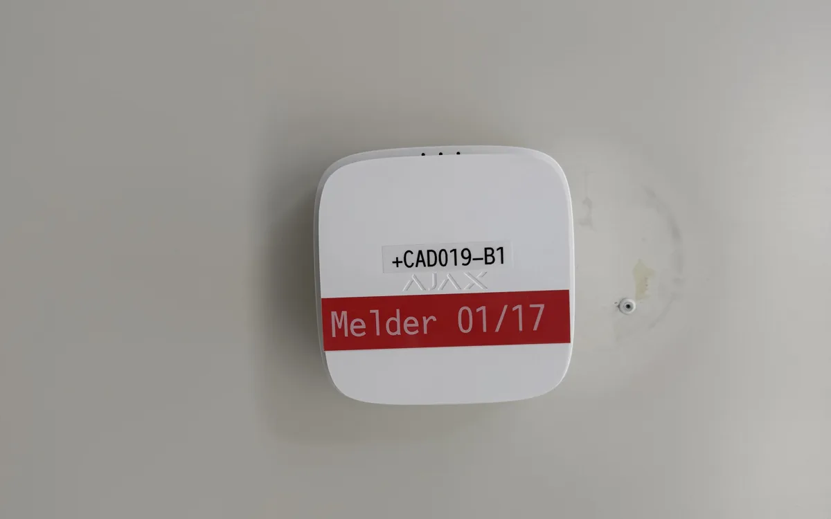 Vorbereiteter und beschrifteter Funk-Rauchmelder an der Decke