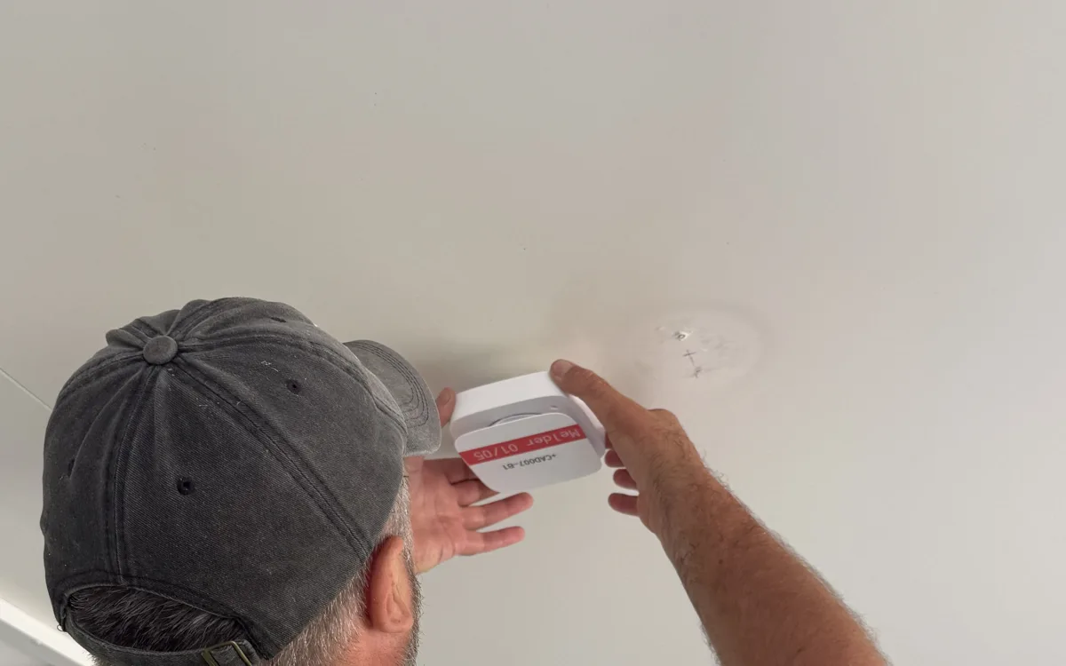 Montage eines Funk-Rauchmelders an der Decke