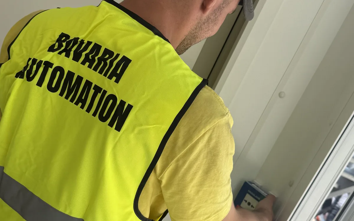 Monteur von Bavaria Automation bei der Montage eines Handmelders