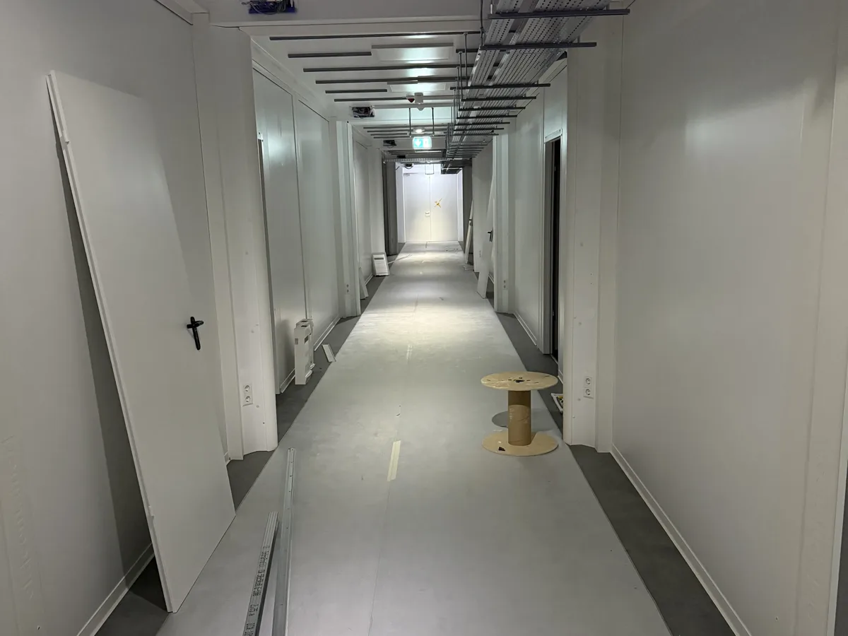 Fertig ausgebauter Flur einer Containeranlage mit Kabeltrassen
