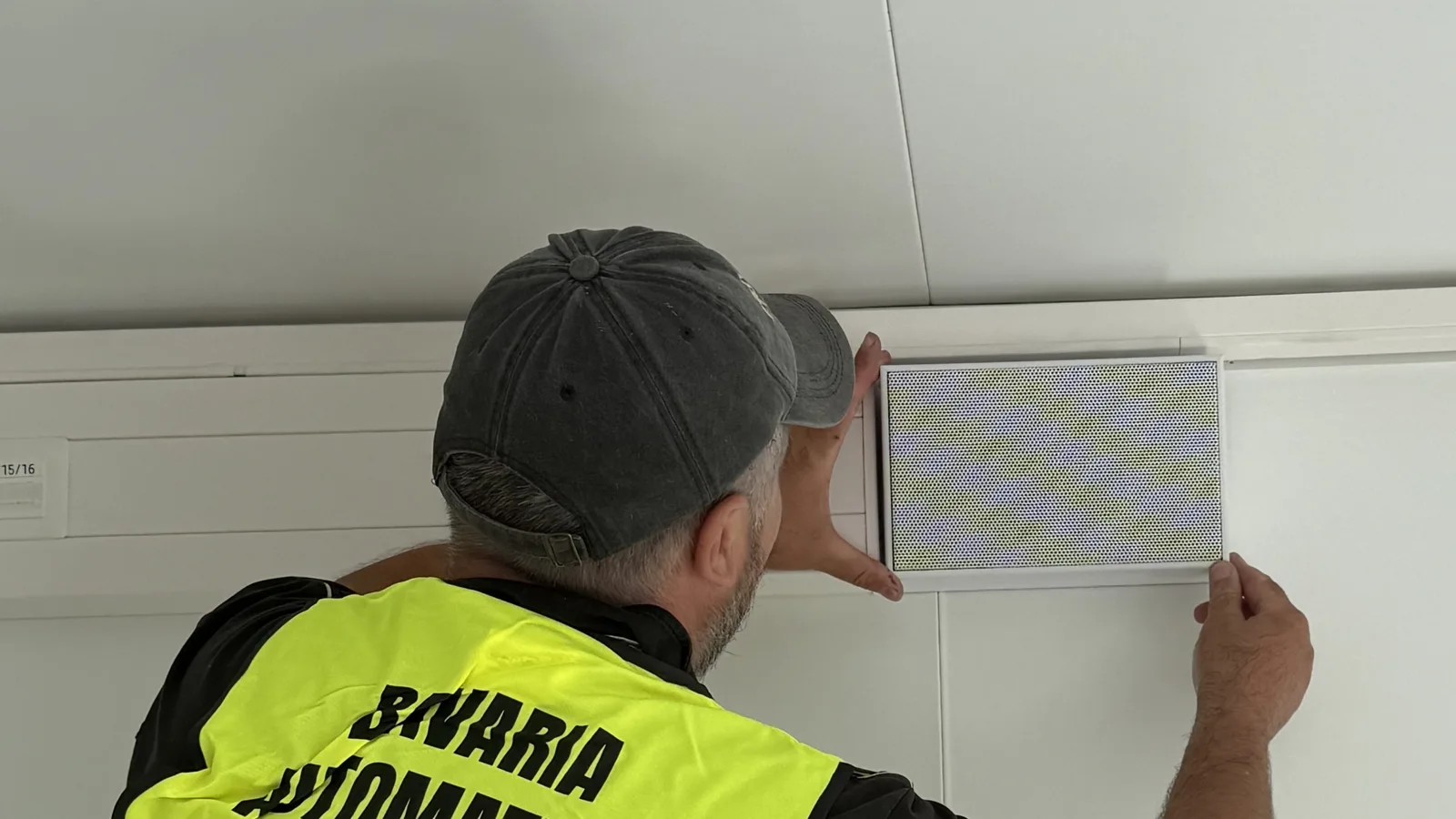 Monteur von Bavaria Automation bei der Montage eines ELA-Lautsprechers