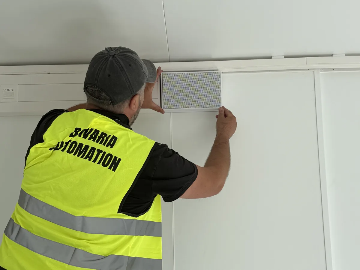 Montage eines ELA-Lautsprechers an der Wand