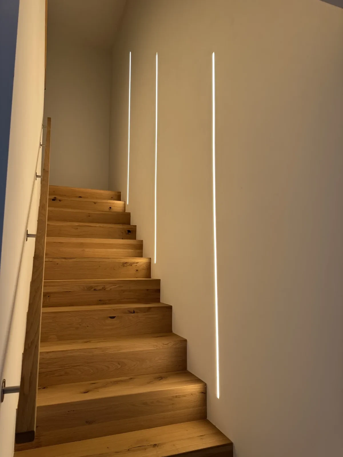 Loxone Lichtsteuerung – indirekte LED-Beleuchtung an einer Eichentreppe