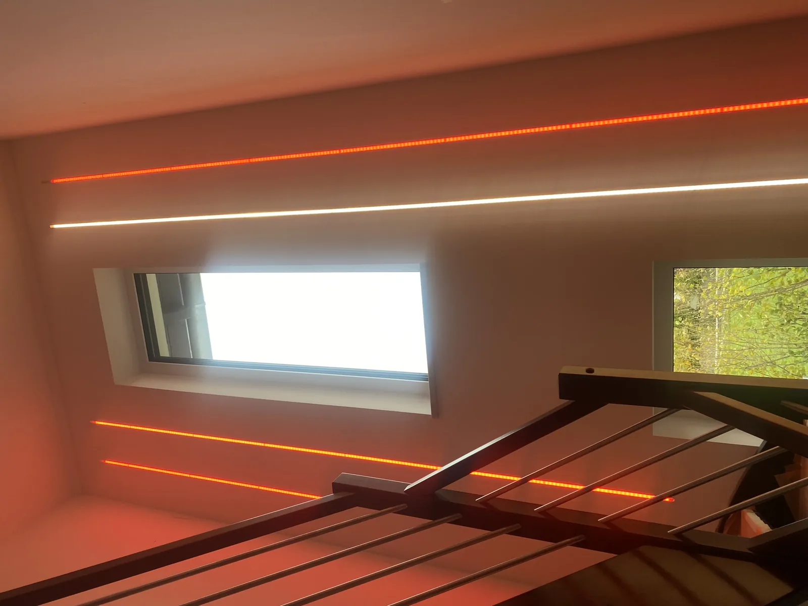 Farbige RGBW-LED-Beleuchtung im Treppenhaus