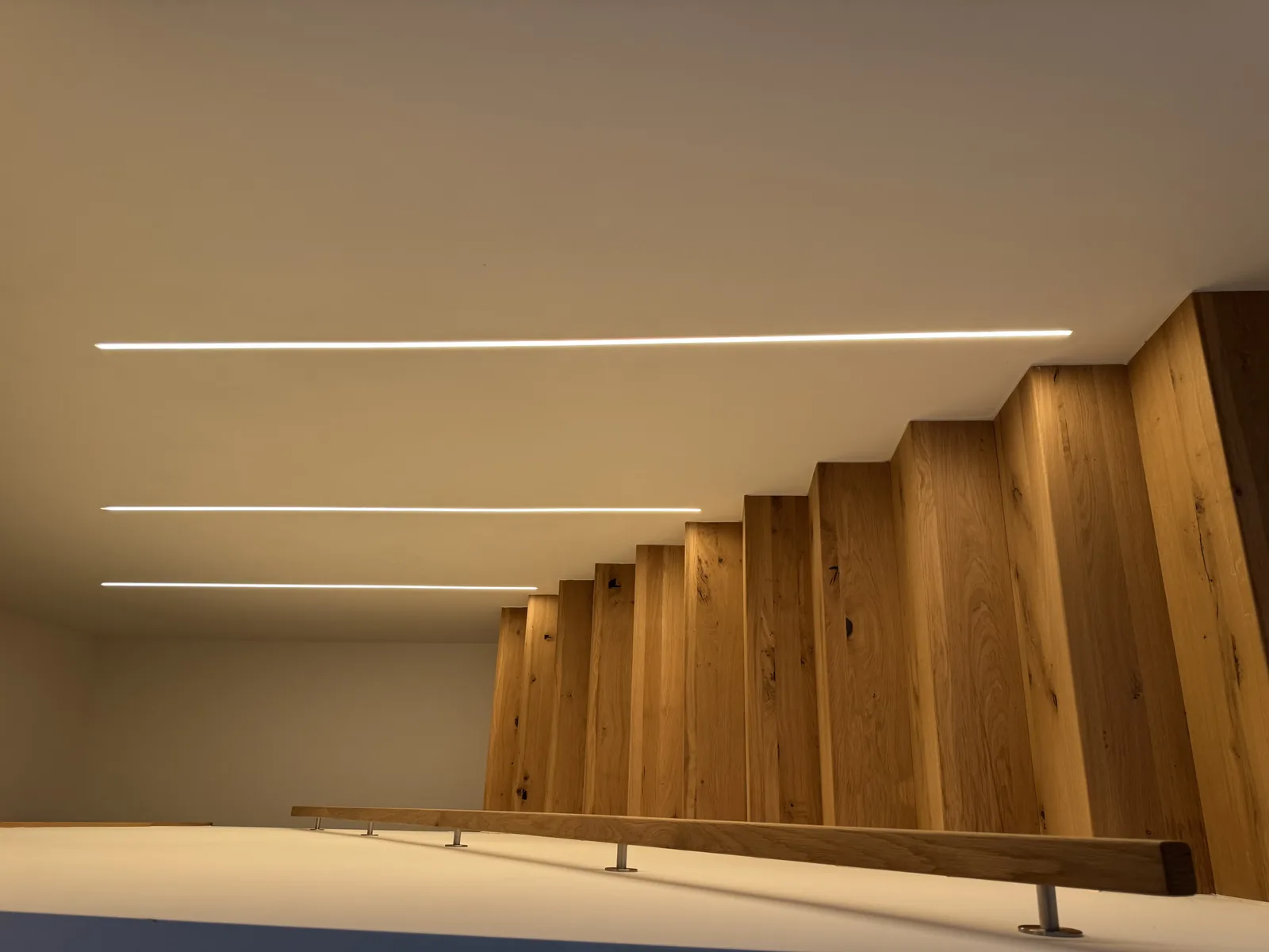 Warme LED-Lichtlinien als indirekte Treppenbeleuchtung