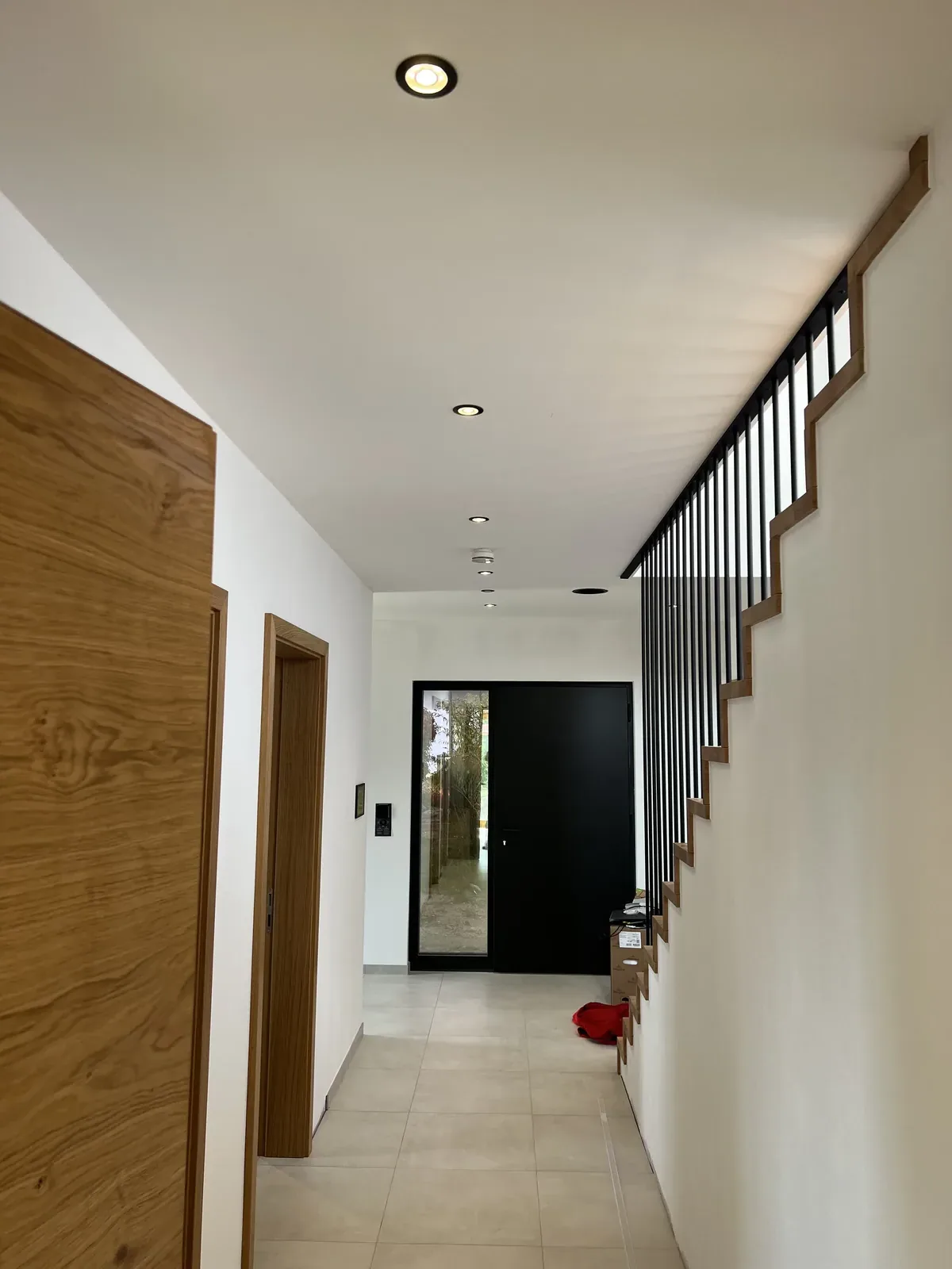 Modernes Treppenhaus mit Lichtsteuerung