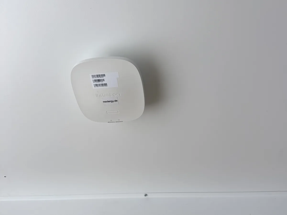 WLAN-Access-Point an der Decke eines Containers