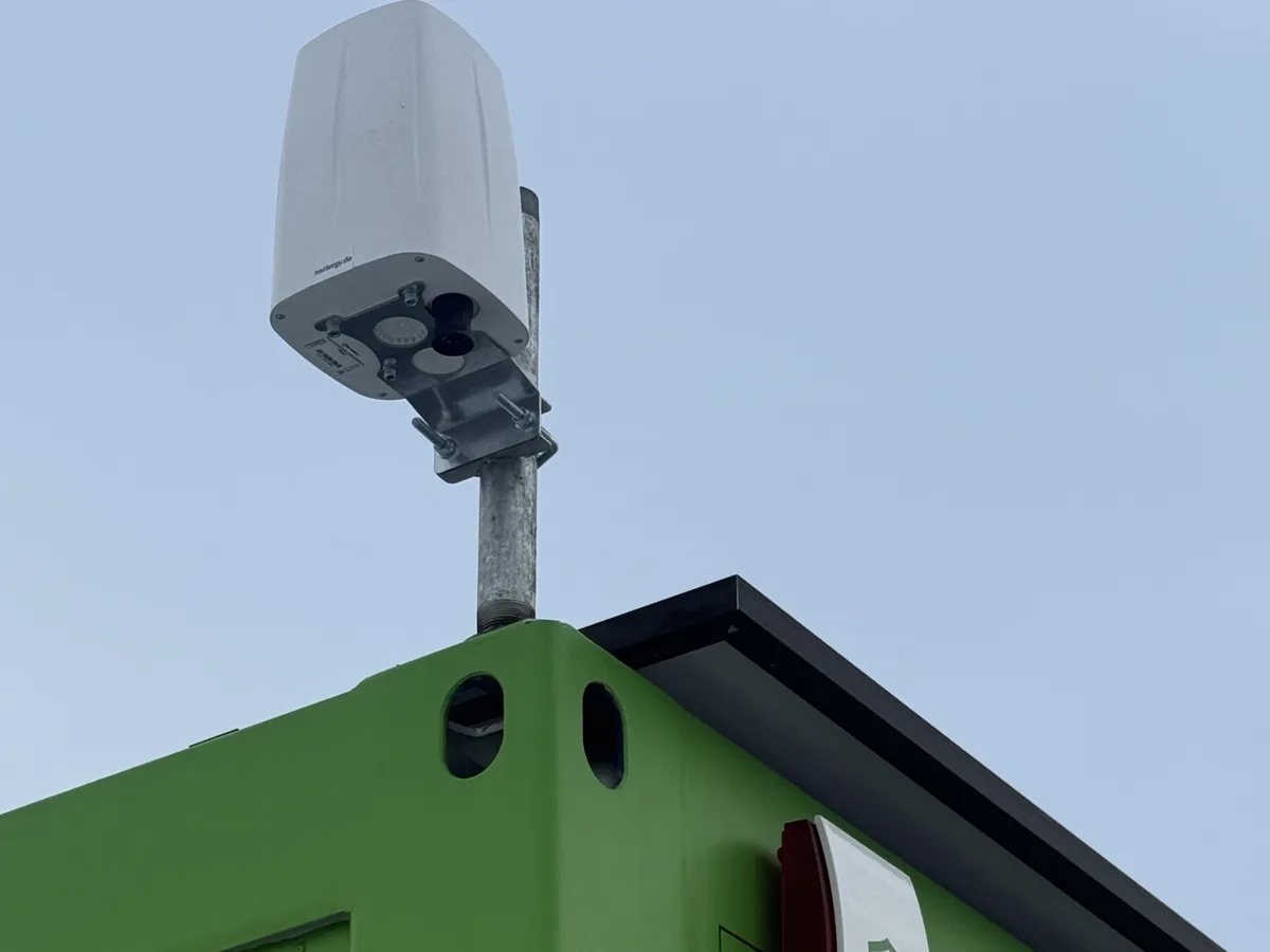 5G-Antenne auf dem Dach eines Containers
