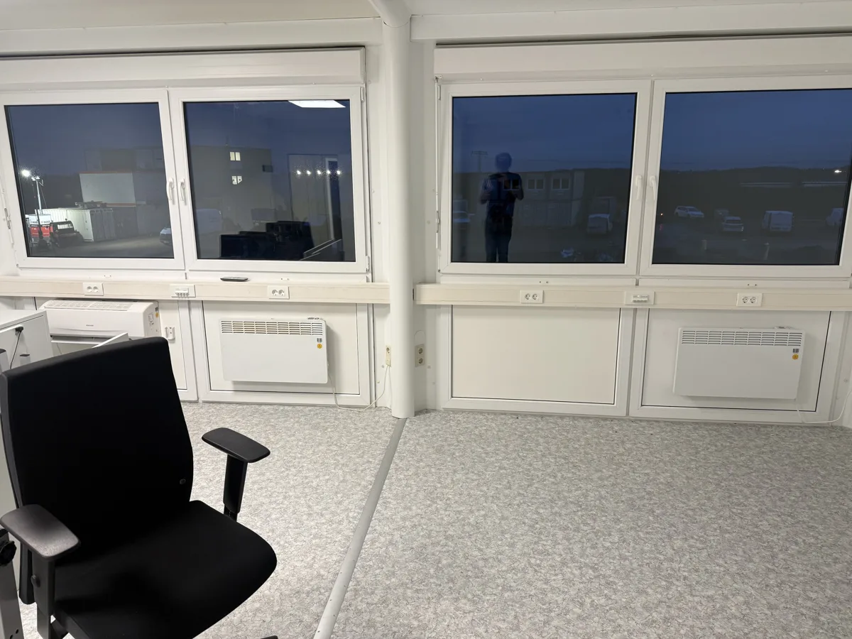 Arbeitsplatz in einem Bürocontainer mit Netzwerkdosen