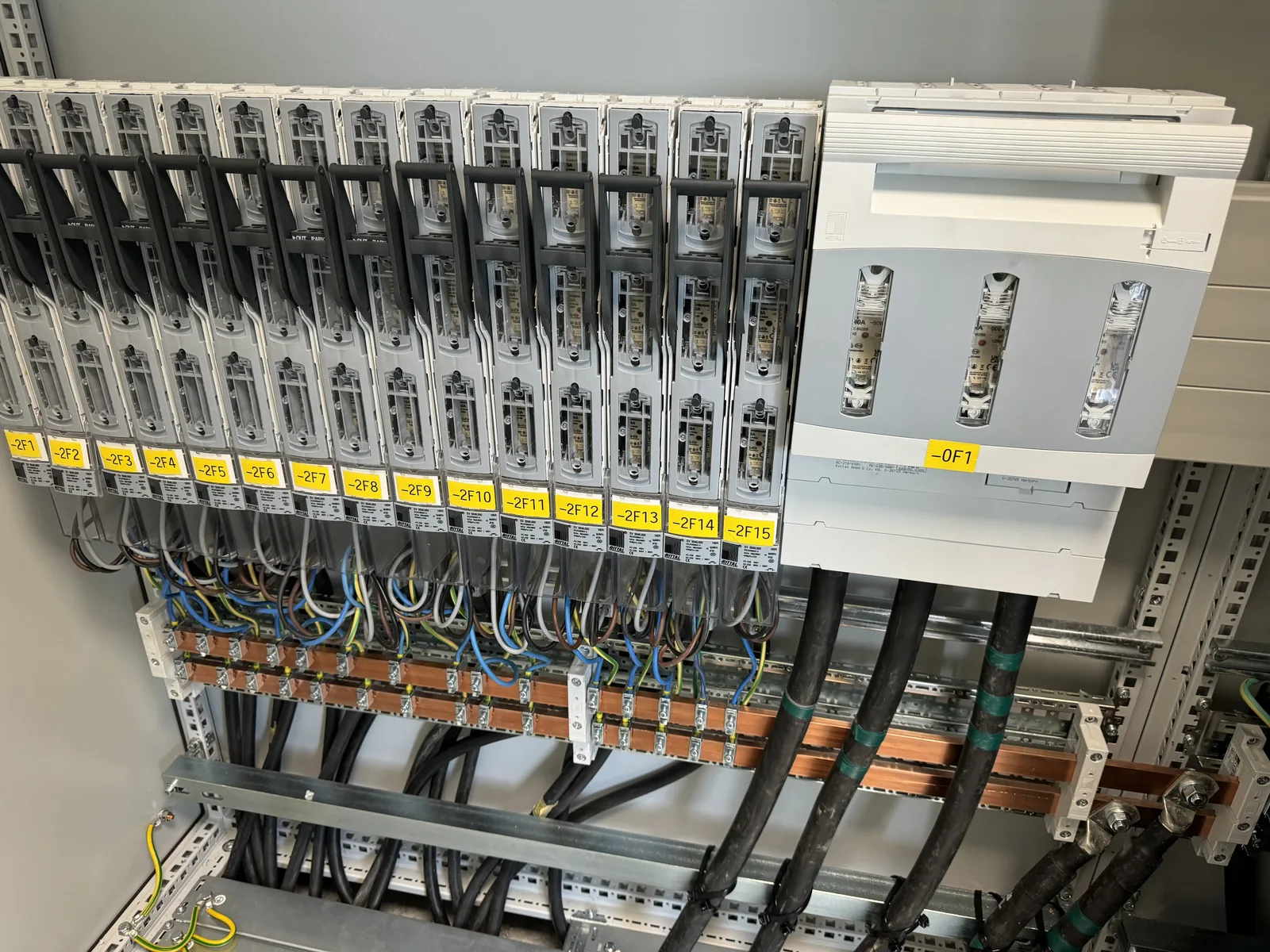 Industrie-Schaltschrank mit Kupferschienen