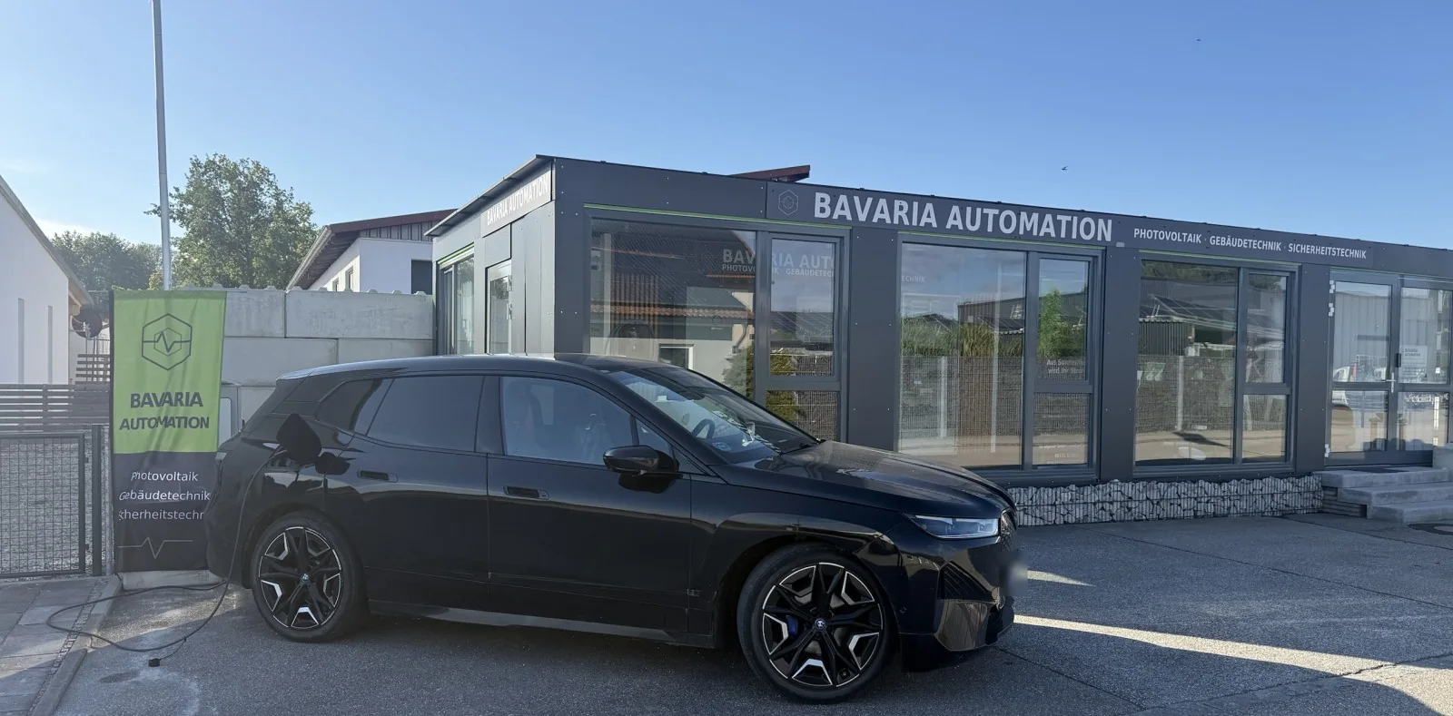 Elektroauto lädt an der Kunden-Ladestelle vor dem Showroom von Bavaria Automation in Loiching
