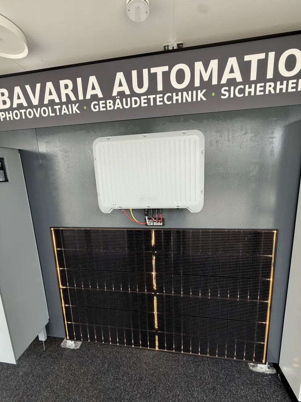 Bewusst flach an der Wand montiertes Solarmodul im Showroom