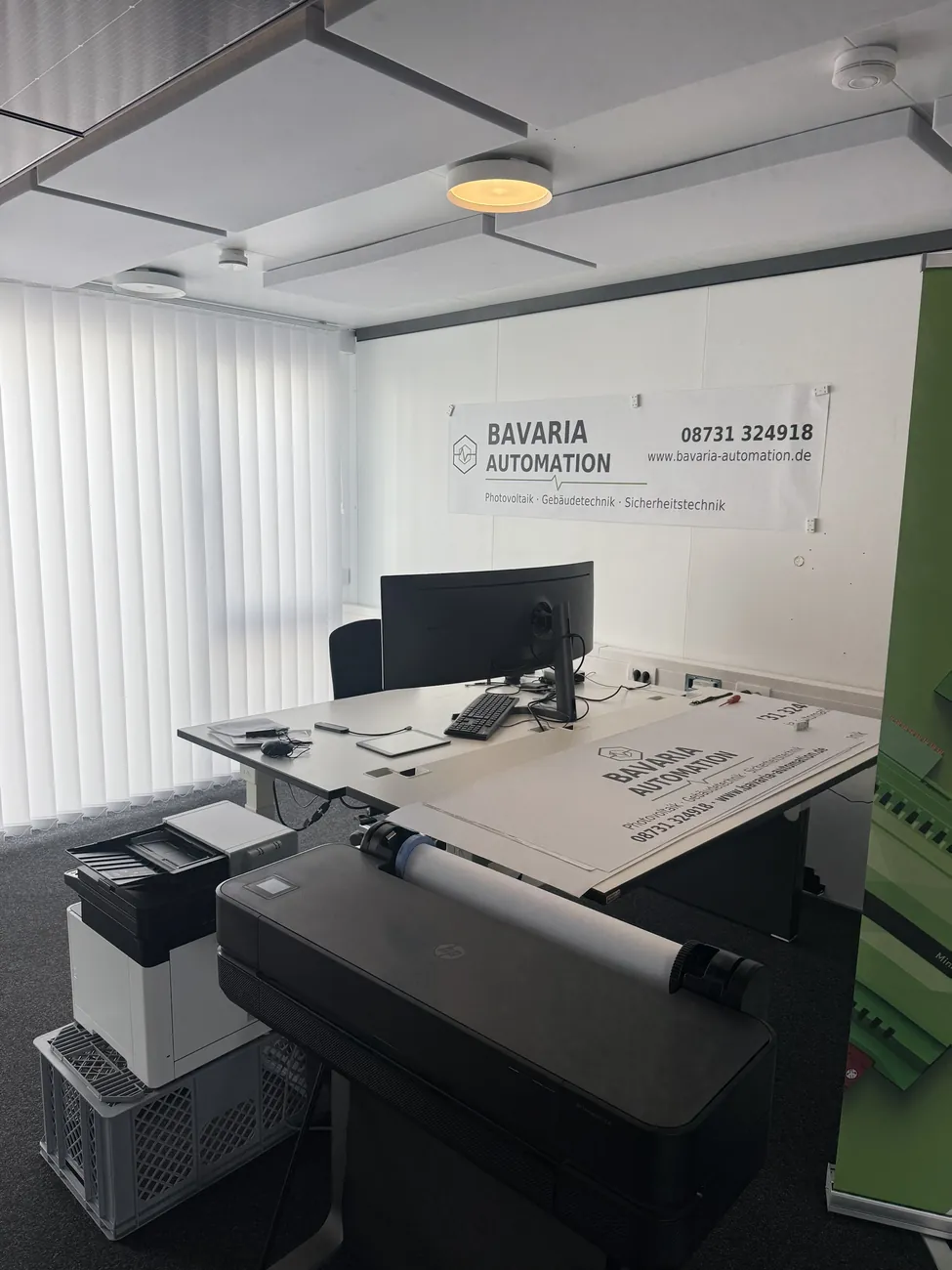 Planungsplatz mit Plotter für Montagepläne im Büro von Bavaria Automation