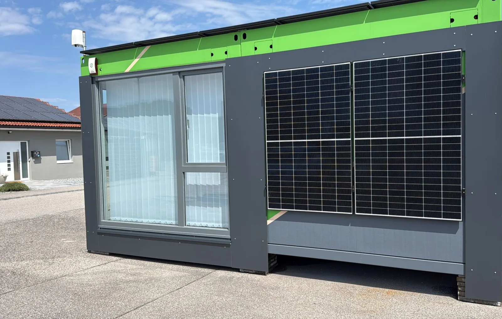 Showroom-Container von Bavaria Automation mit Photovoltaik an der Fassade