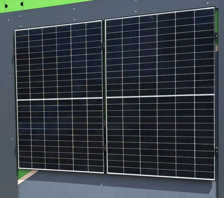 Photovoltaik-Module an der Fassade des Showroom-Containers