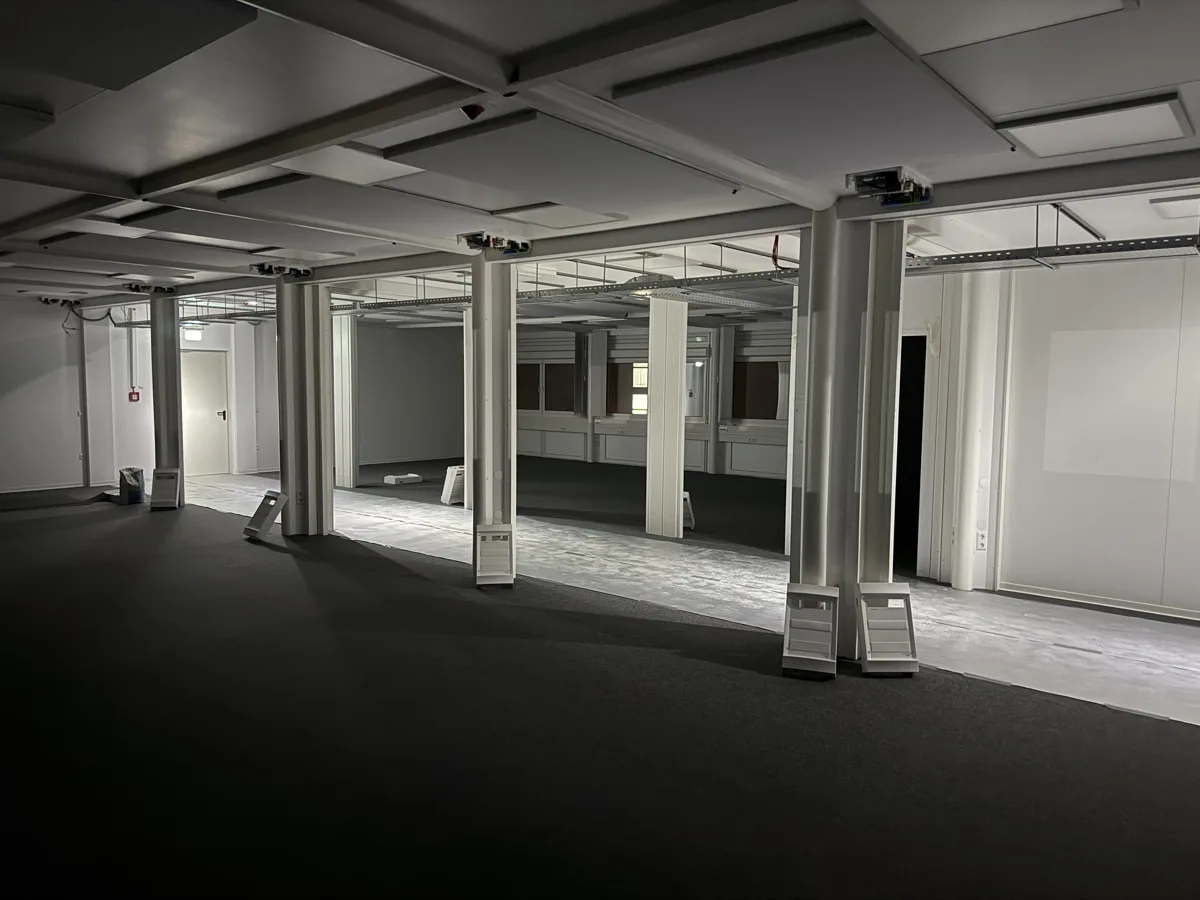 Modulbauanlage im Rohbau mit Sicherheitsbeleuchtung