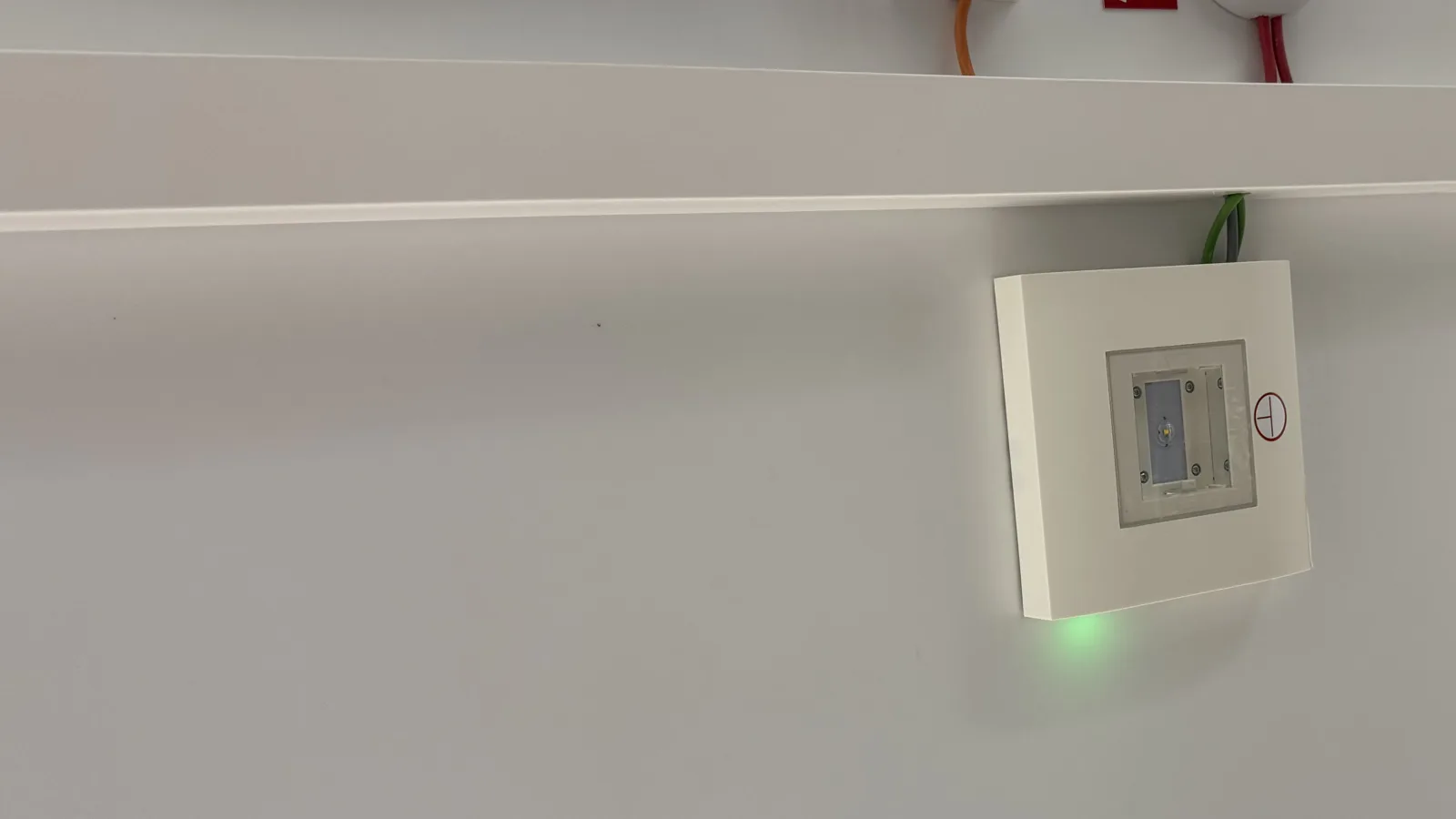 Sicherheitsleuchte mit grüner Status-LED an der Decke