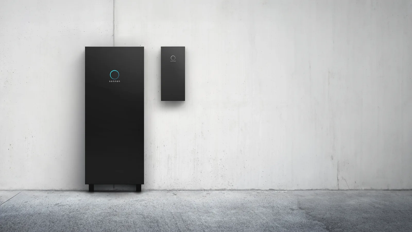 sonnenBatterie 10 und sonnenProtect an einer Betonwand