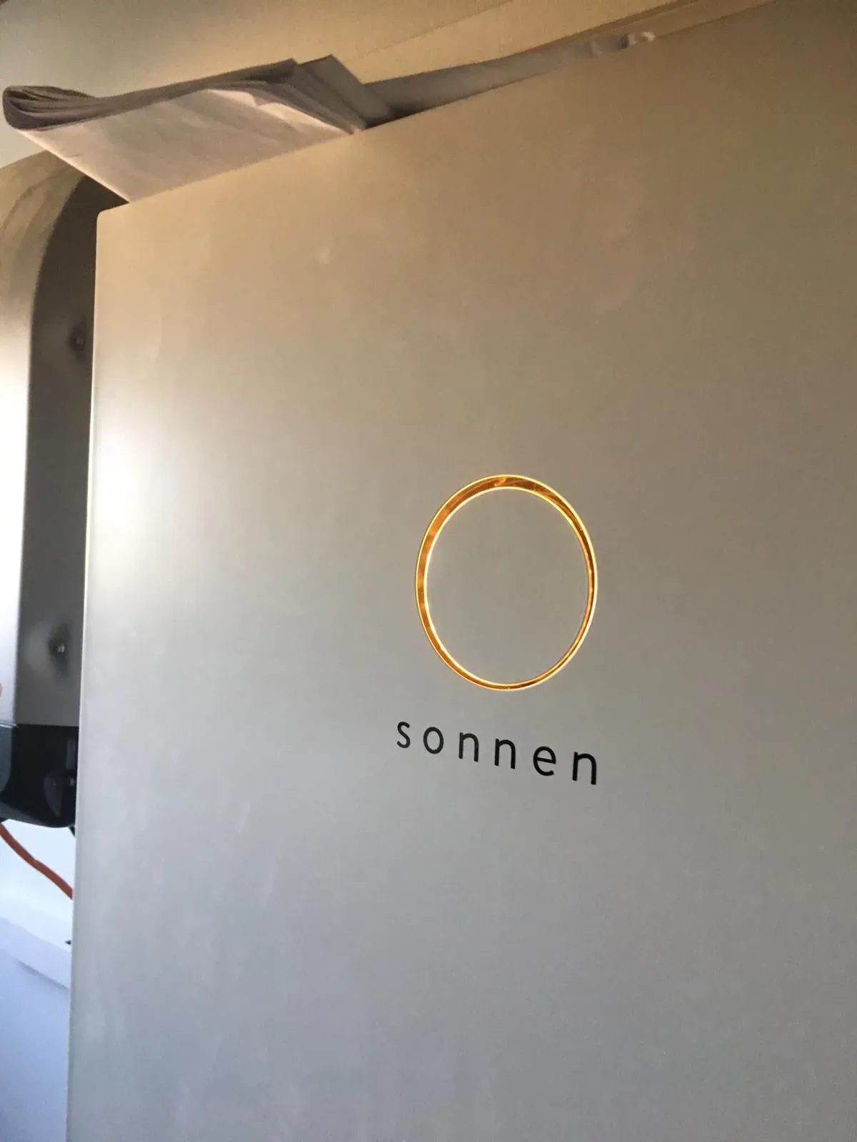 sonnen Batteriespeicher mit beleuchtetem Status-Ring