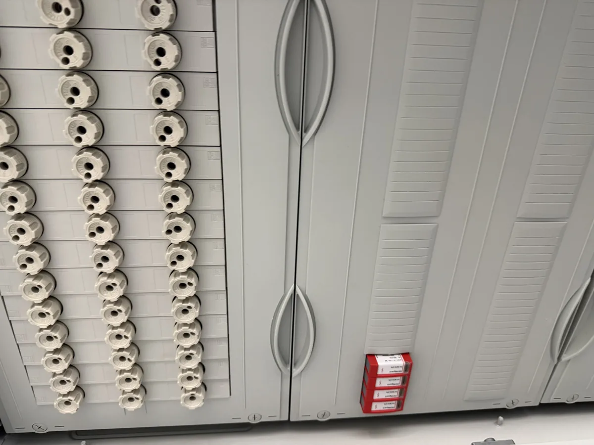 Steckbare Einspeisungen an einer Containerverteilung