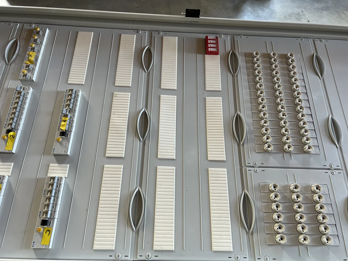Verteilerfeld einer Containeranlage im Bau