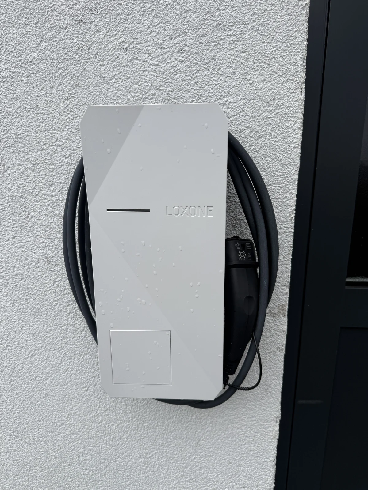 Loxone Wallbox an einer Hauswand